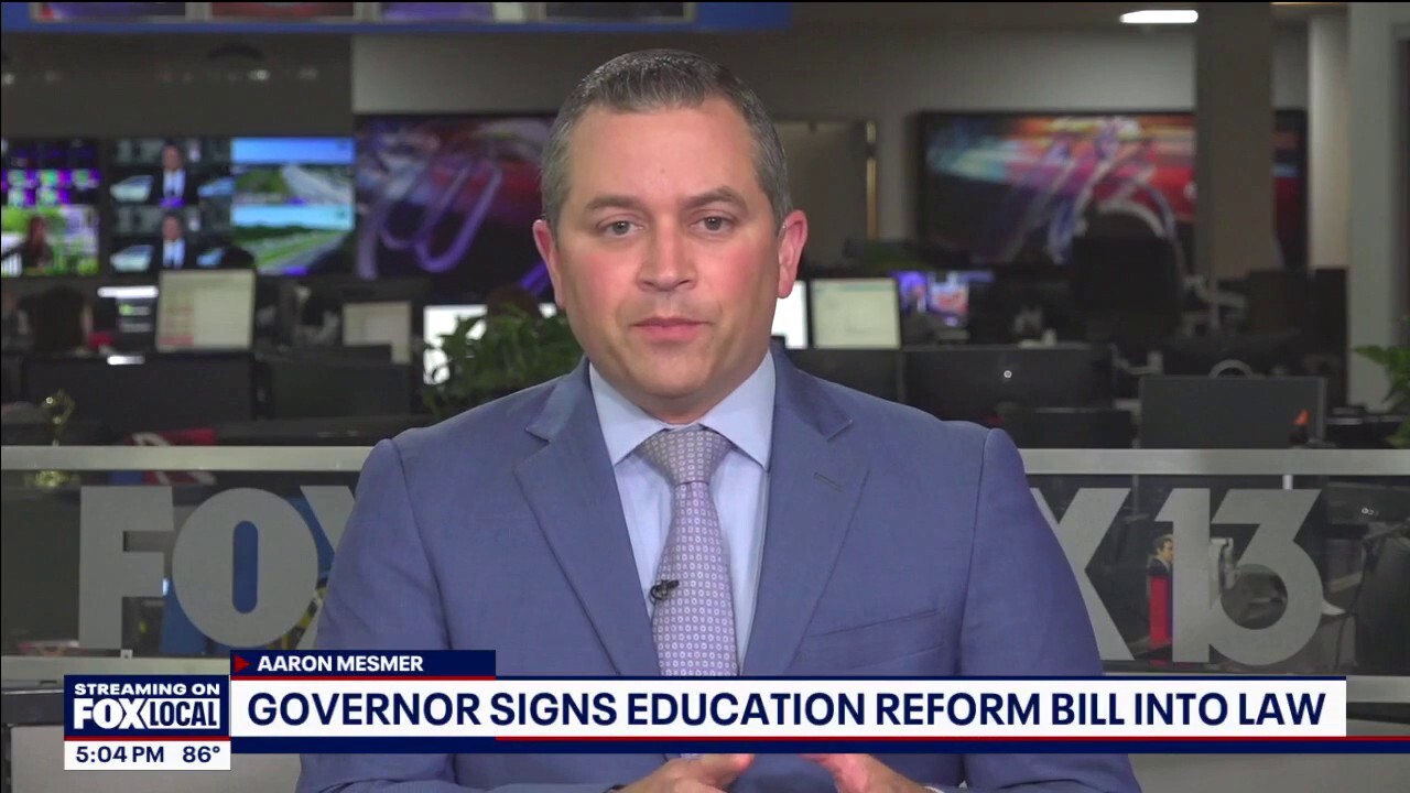 ДеСантис подписва законопроект във Флорида, който затруднява „въоръжаването“ на забраните на книги в държавните училища