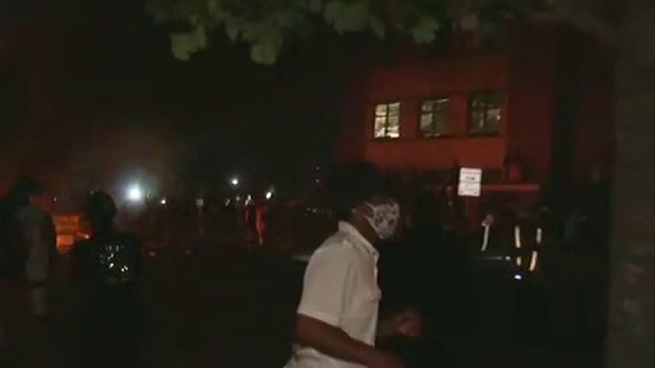 Minneapolis police officers appear to abandon Third Precinct building	