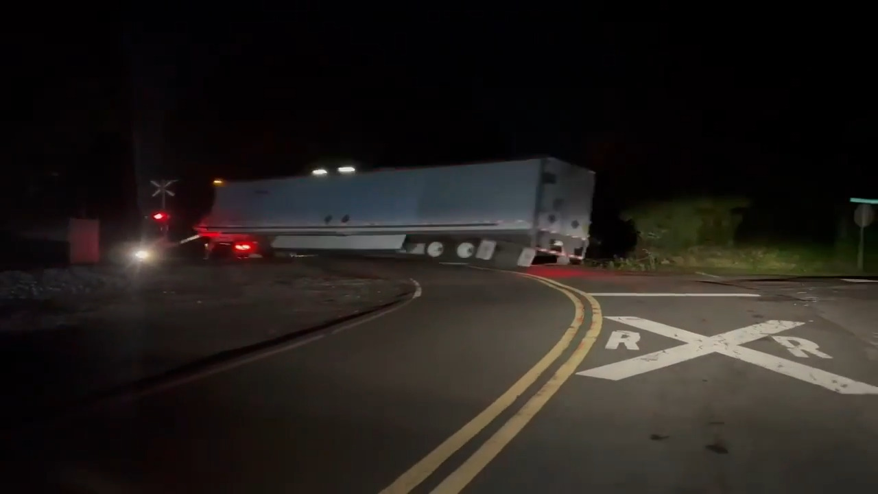 Влак в Джорджия се блъсна в полукамион на видео, шофьорът едва успя да избяга