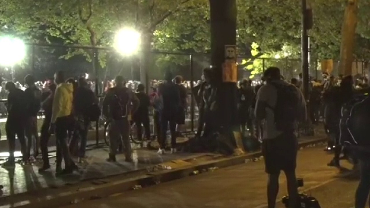Protesters defy curfew, shake fencing around White House	