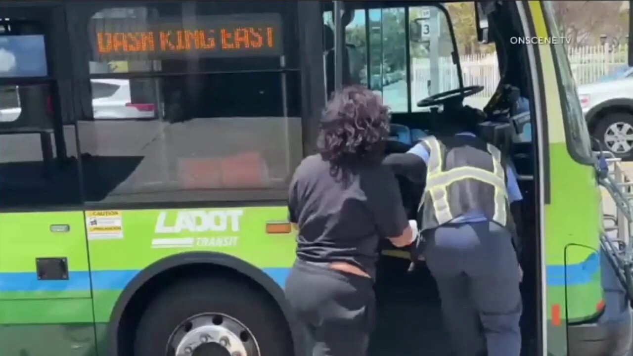 Шофьор на автобус в Лос Анджелис беше видян на видео