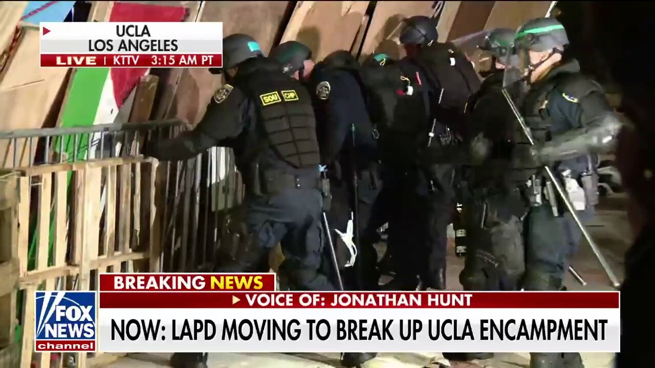 Полицията в UCLA се изправя срещу лява тълпа, укрепен лагер, докато протестите срещу Израел в кампуса ескалират