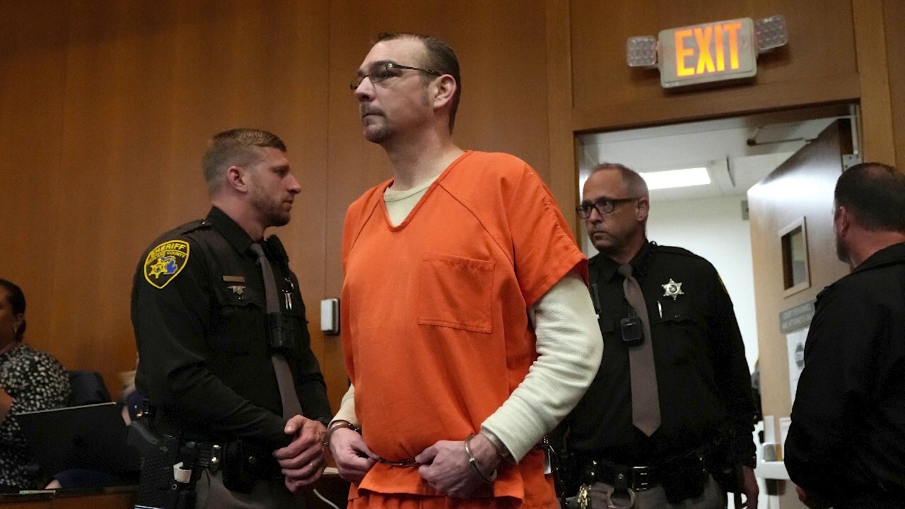 Джеймс Кръмбли, баща на стрелеца в училище в Мичиган, хленчи, че е „мъченик“ в затвора, призовава 
