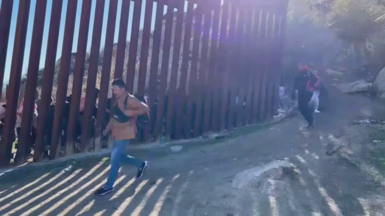Видео показва десетки мигранти, доставени до границата, преди да влязат незаконно в САЩ