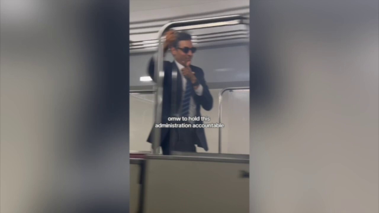 Конгресменът на демократите се влачи за „странно“ Tiktok „Aura Farming“ Trend Video 