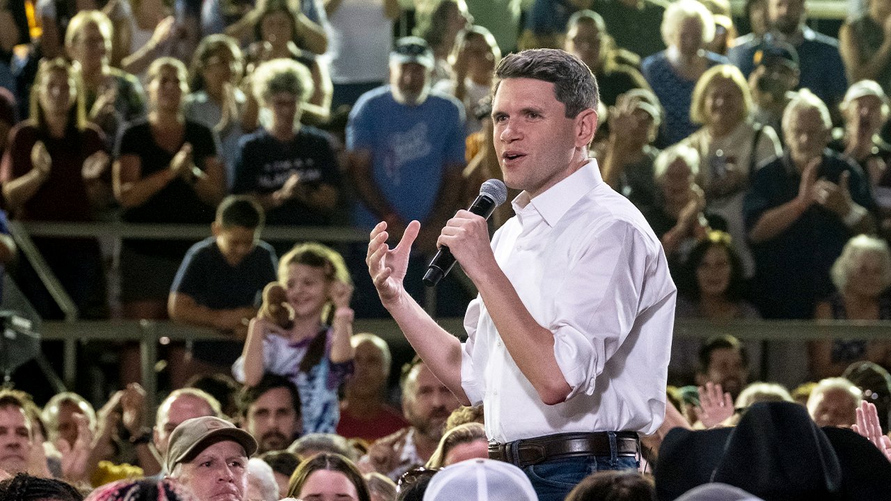 WATCH LIVE: Dem Senate nominee James Talarico holds rally in Galveston, Texas