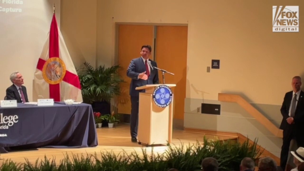 Губернаторът на Флорида Рон ДеСантис се обърна към публика в