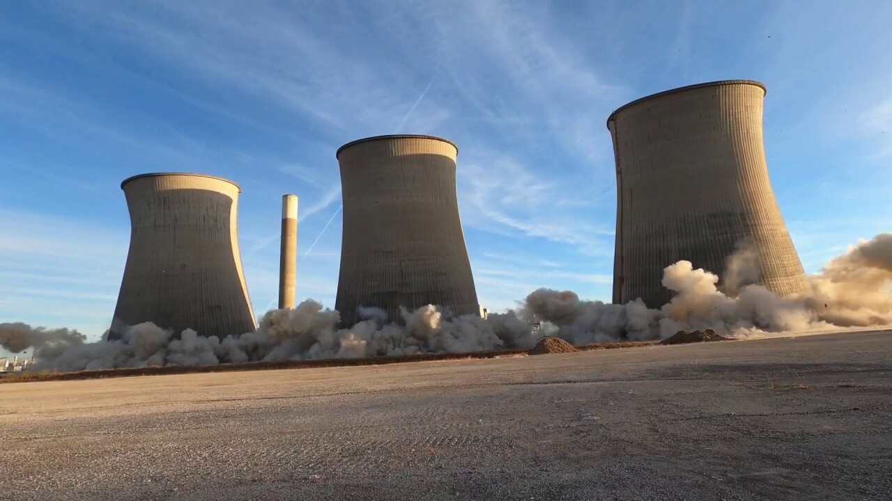 Retired Kentucky coal plant towers imploded in massive blast 