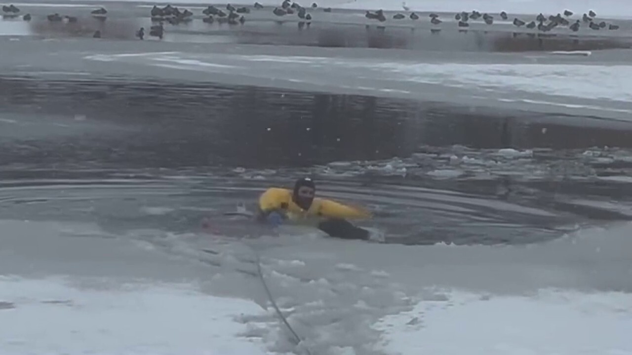 Пожарникар от Юта се хвърли в частично покрито с лед езеро, за да спаси куче, видео показва