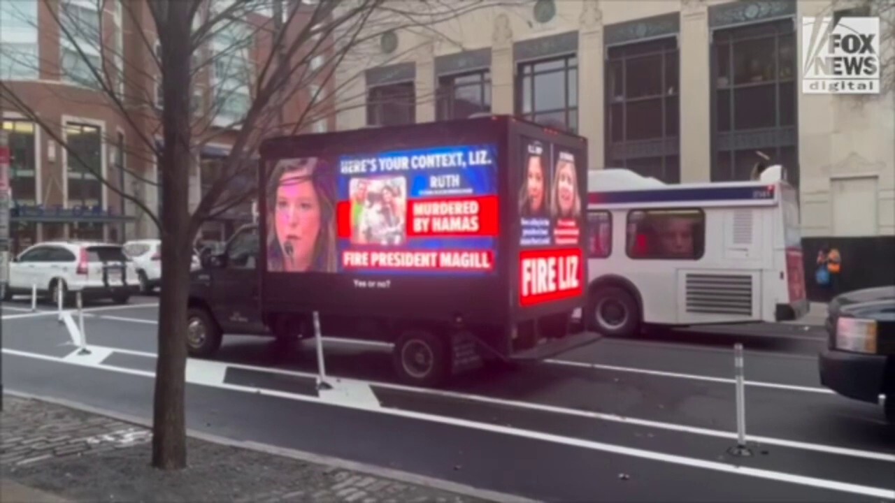 Билбордове с камиони, призоваващи за уволнението на президента на Пенсилвания след забележки на Израел