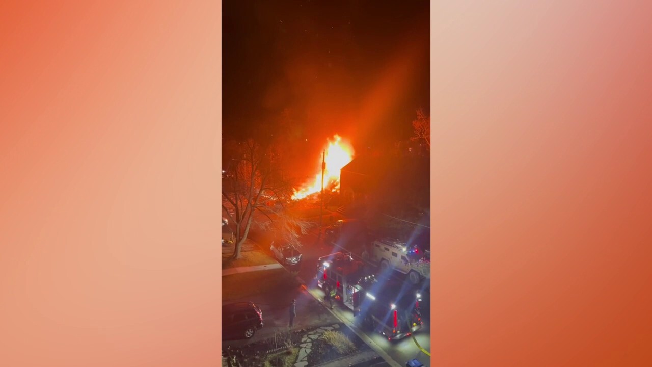 Къща във Вирджиния се взриви, след като заподозрян стреля със сигнална ракета по време на полицейско претърсване