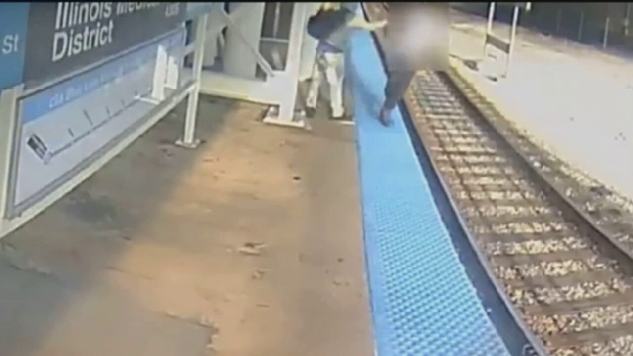 Chicago suspect wanted after victim shoved onto CTA rail tracks