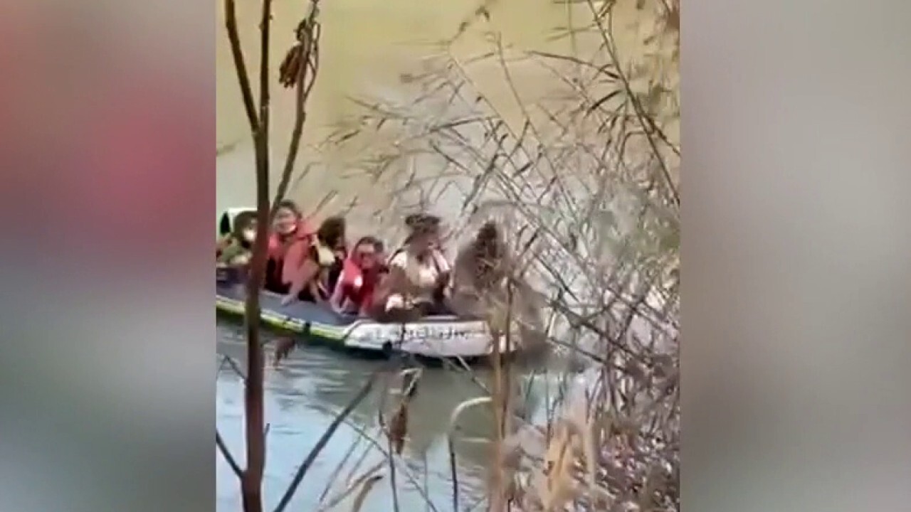 Hundreds of migrants caught on video crossing Rio Grande border