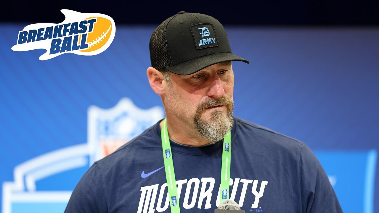 NFL World се втурва към защита на плюшено мостоводни след звездата QB, окачена от тренировъчна работа в гимназията 
