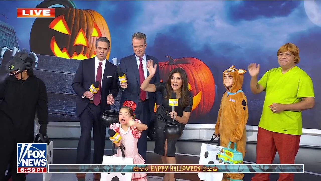 ‘Fox & Friends Weekend’ celebrates Halloween with trick-or-treat parade ‘Fox & Friends Weekend’ celebrates Halloween with trick-or-treat parade