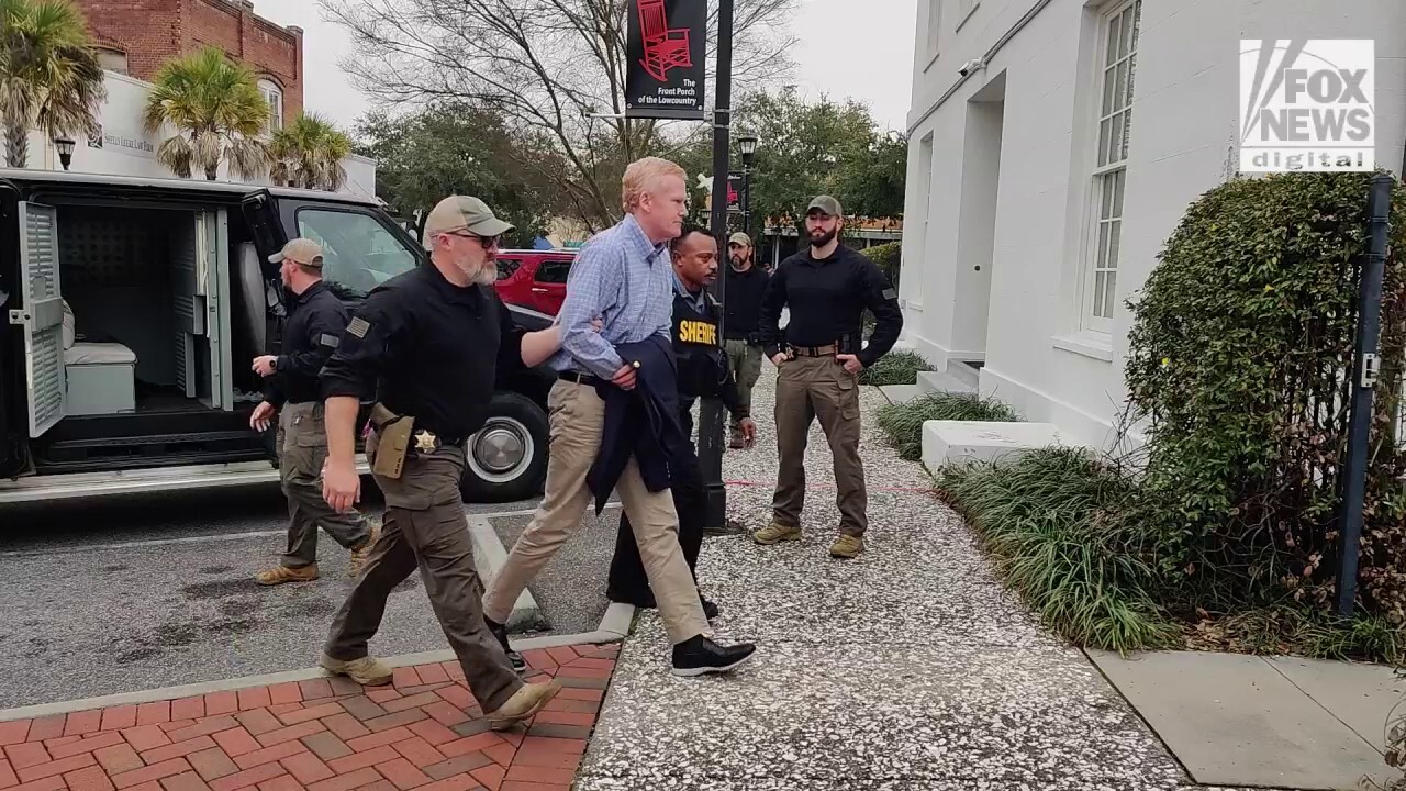 Alex Murdaugh is led into South Carolina courthouse