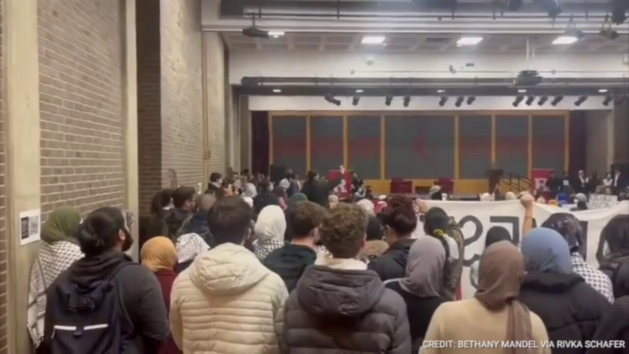 Група от извън контрол пропалестински протестиращи прекъсна кметството в Rutgers