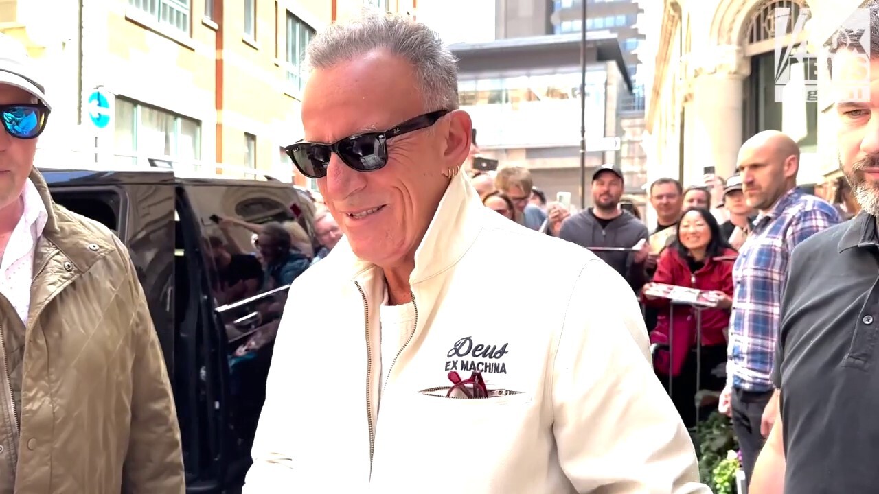 Bruce Springsteen ignores question about Trump feud while signing autographs