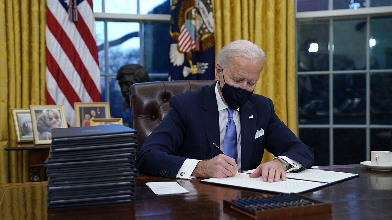 Biden signs executive order disbanding 1776 Commission 