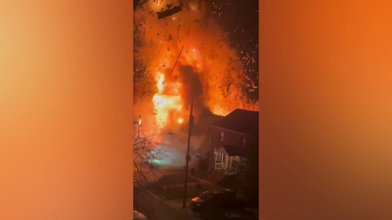 Дом във Вирджиния експлодира, след като барикадиран заподозрян стреля със сигнална ракета, огнестрелно оръжие, докато полицията се опитва да претърси