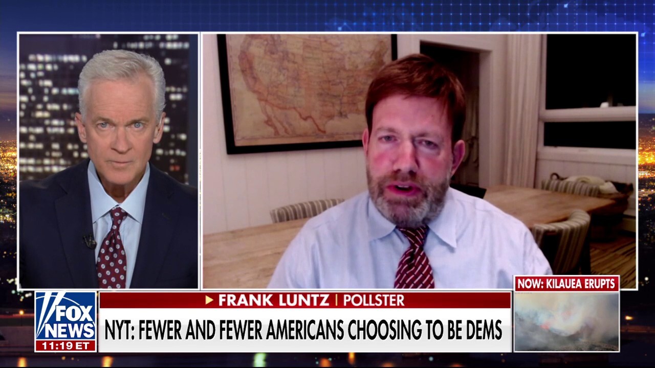 Pollster and political analyst Frank Luntz discusses the drop in Democratic voter registrations and Chris Cuomo's criticism of the political party on 'Fox News @ Night.'