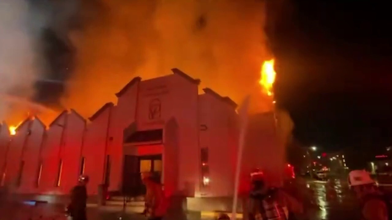Пожар унищожи църквата в Лос Анджелис часове преди коледното събитие за раздвижване на играчки