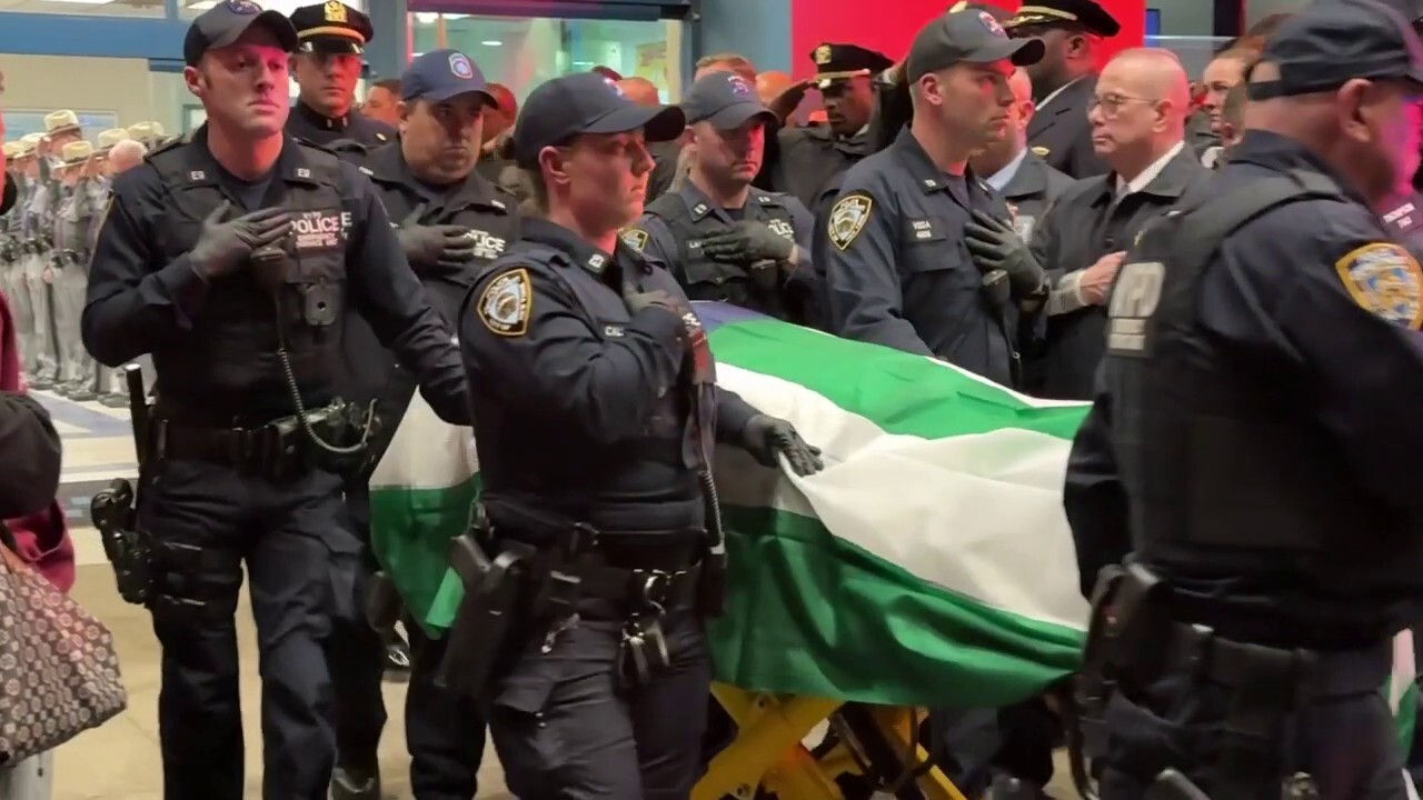 Съпругата на убития полицай от нюйоркската полиция Джонатан Дилър изнася емоционална възхвала, докато хиляди присъстват на погребението