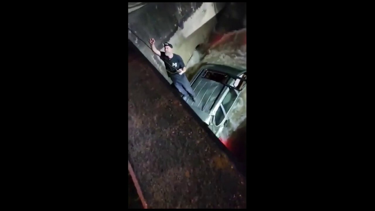 Шофьор от Тексас, спасен от наводнения, след като стоеше на покрива на автомобила, видео показва