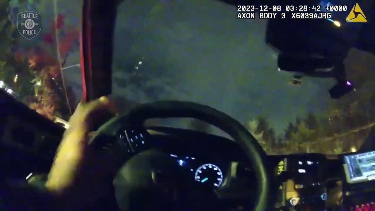 Въоръжени младежи обръщат открадната кола върху полицейския автомобил на Сиатъл: видео