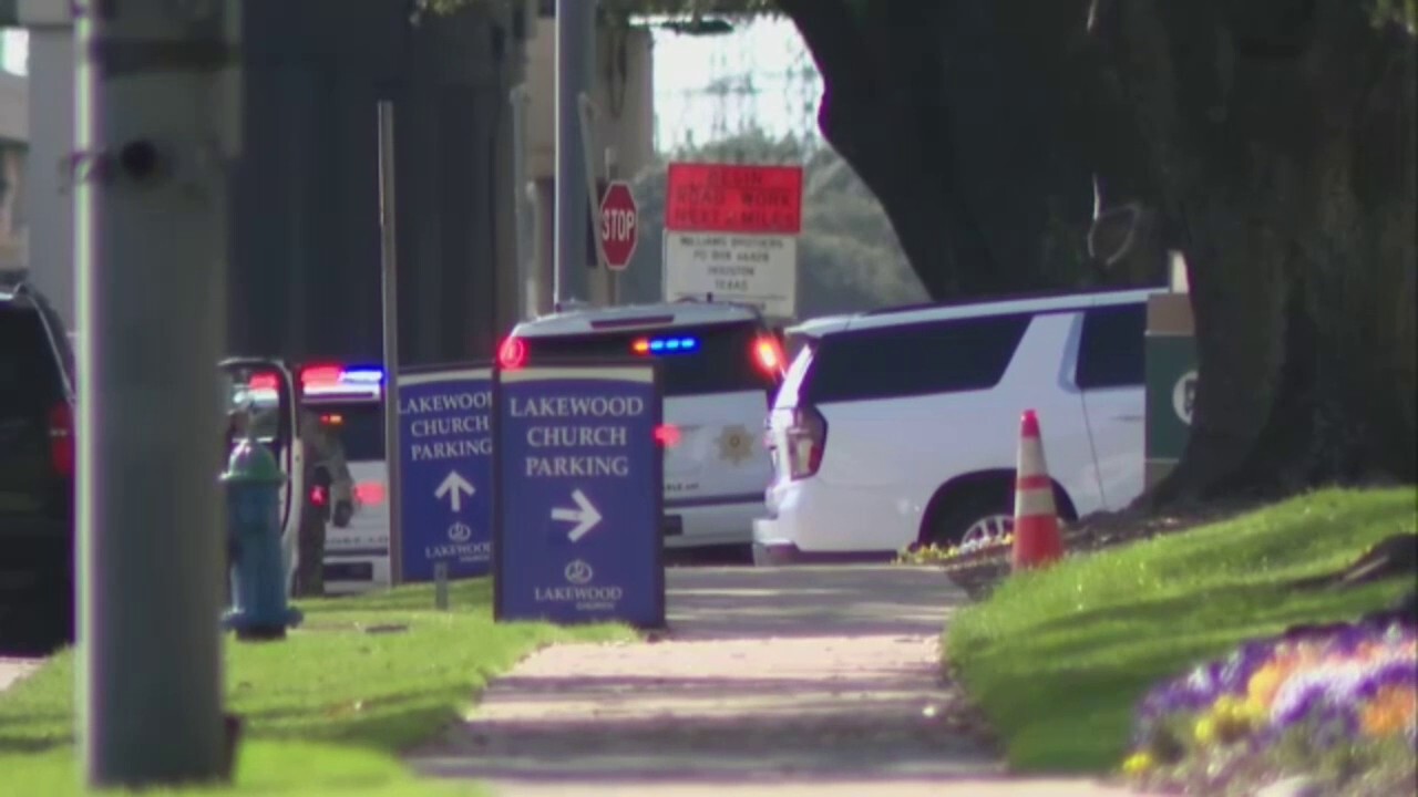 Полицията отговаря на съобщения за стрелба в църквата Лейкууд на Джоел Остийн в Хюстън