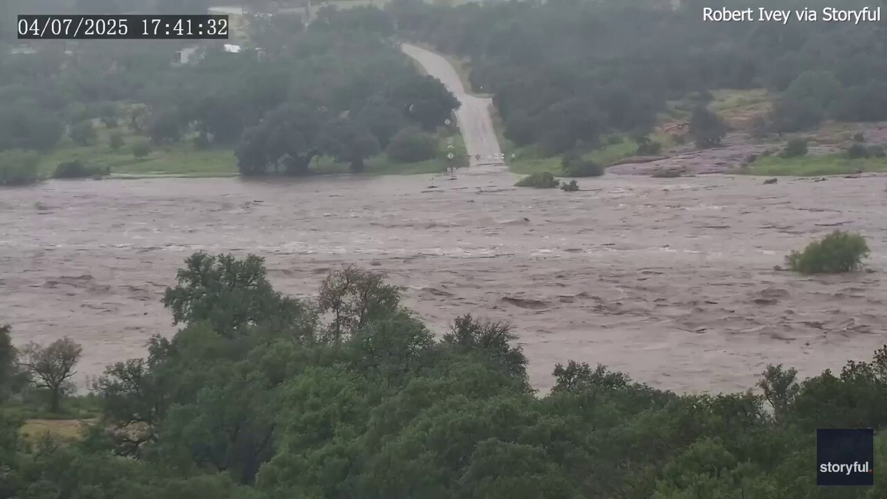 Бързо движещ се наводнение на река Тексас, уловен на камера във видеоклипа на Timelapse 