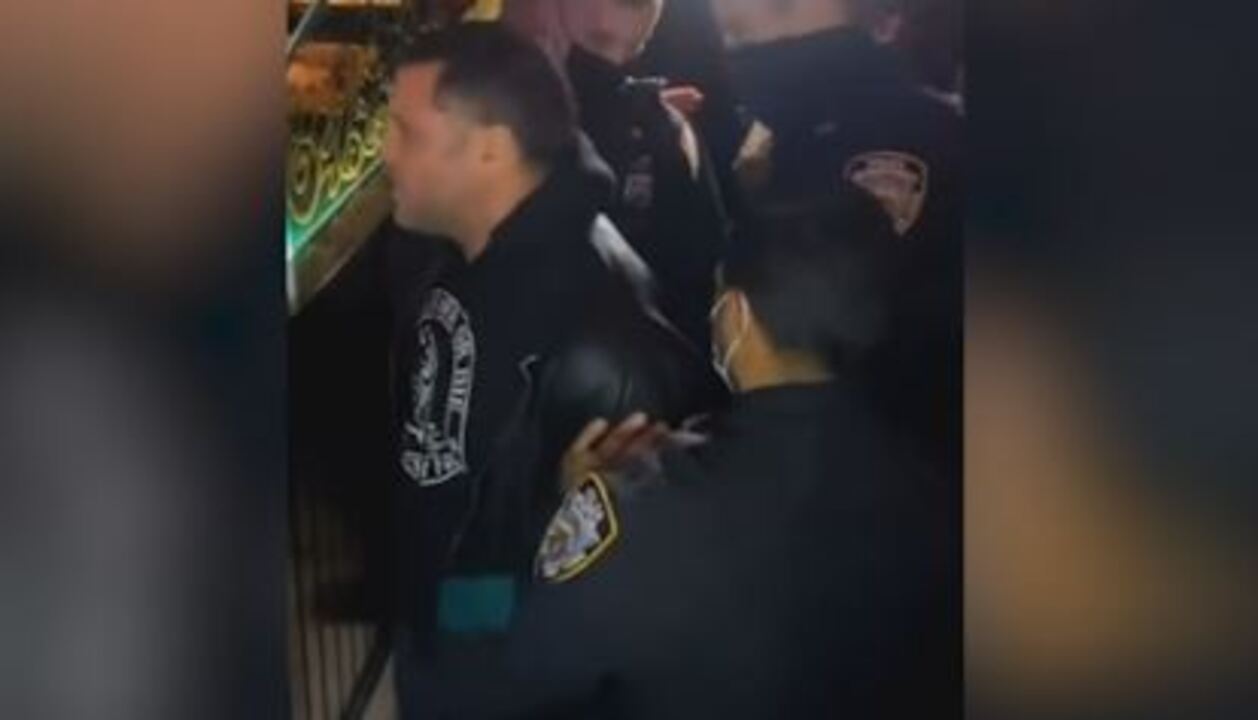 Six arrested for refusal to leave NYC Cheesecake Factory over proof of vaccine mandate