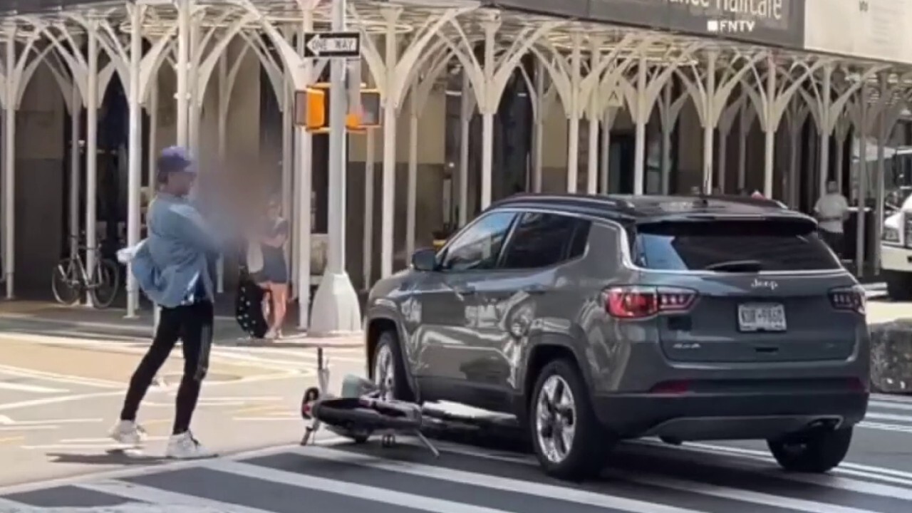 Велосипедист хвърли велосипед пред SUV, който прегази двуколесно превозно средство на оживена улица