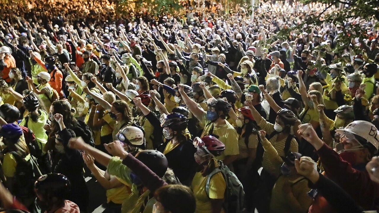 2,000 Portland protesters descend on US courthouse, city says