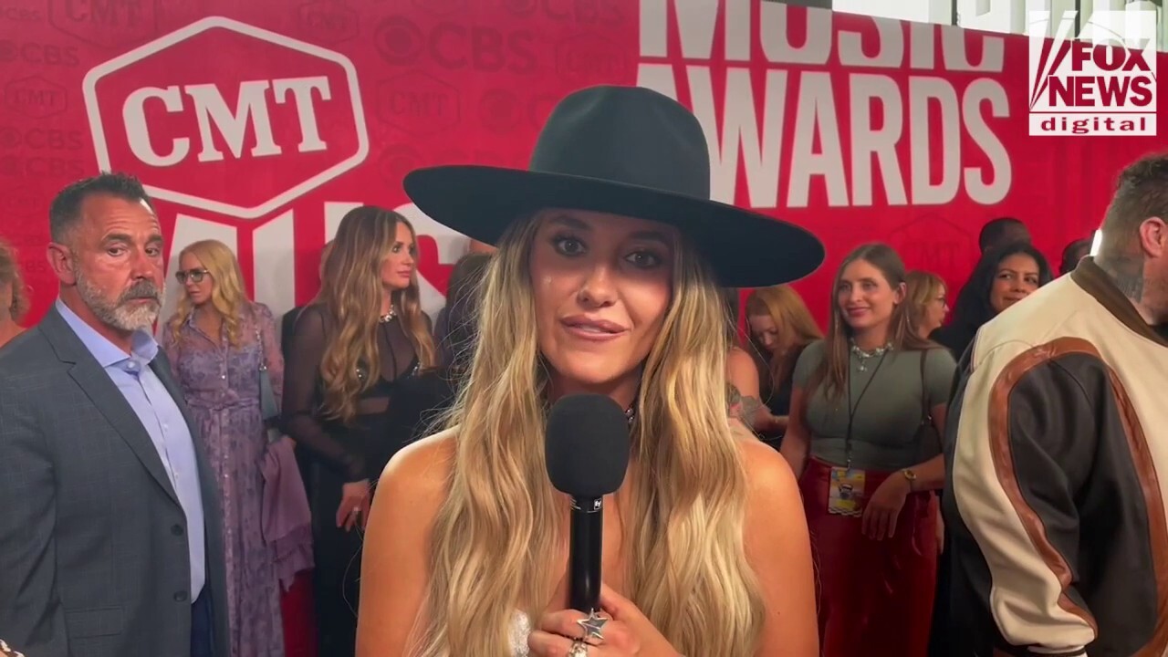 Lainey Wilson on walking CMT Music Awards carpet with her boyfriend: 'He's a looker'