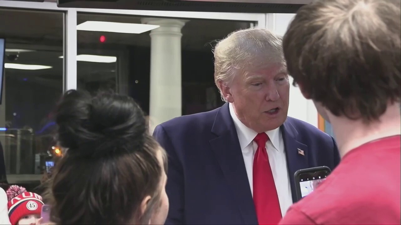 Trump prays with restaurant workers while in south carolina fox news