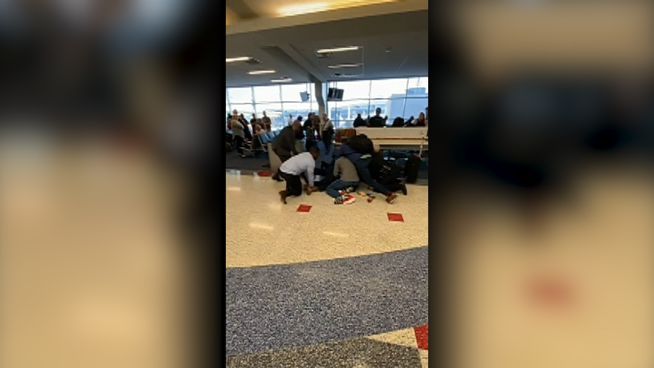 Dallas airport police struggle to control unruly traveler