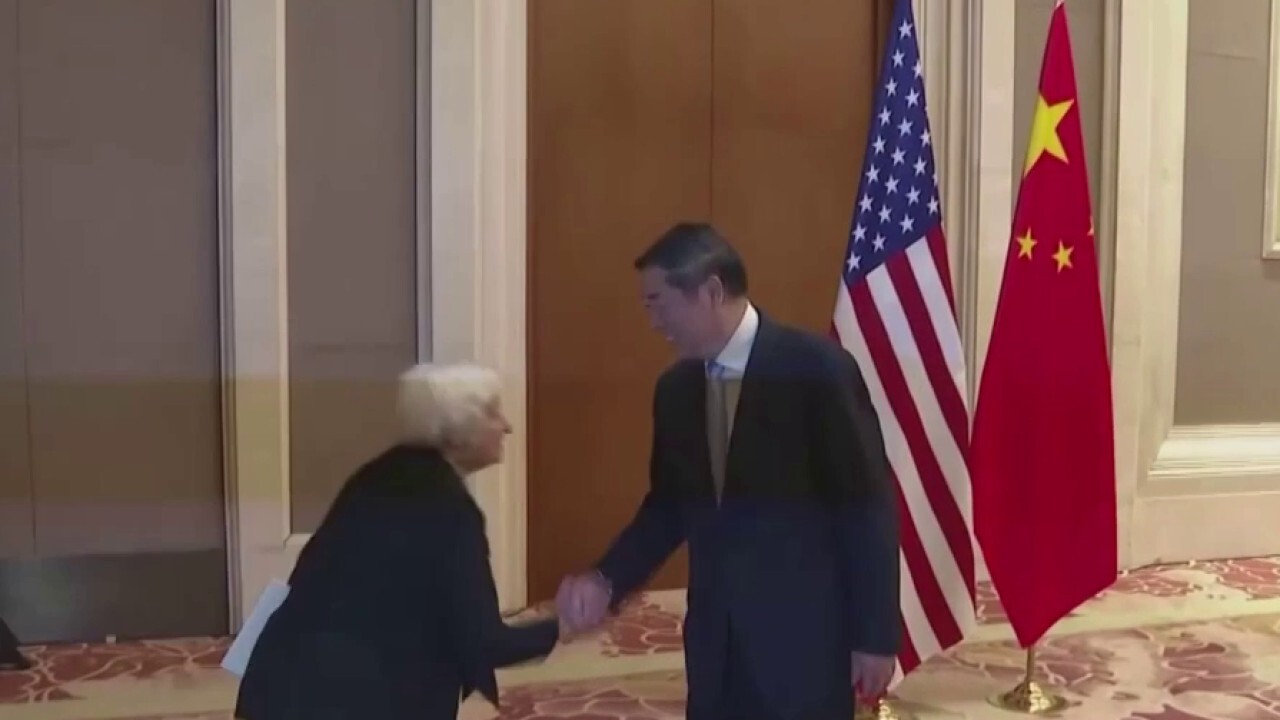 Janet Yellen awkwardly bows to Chinese official during Beijing trip
