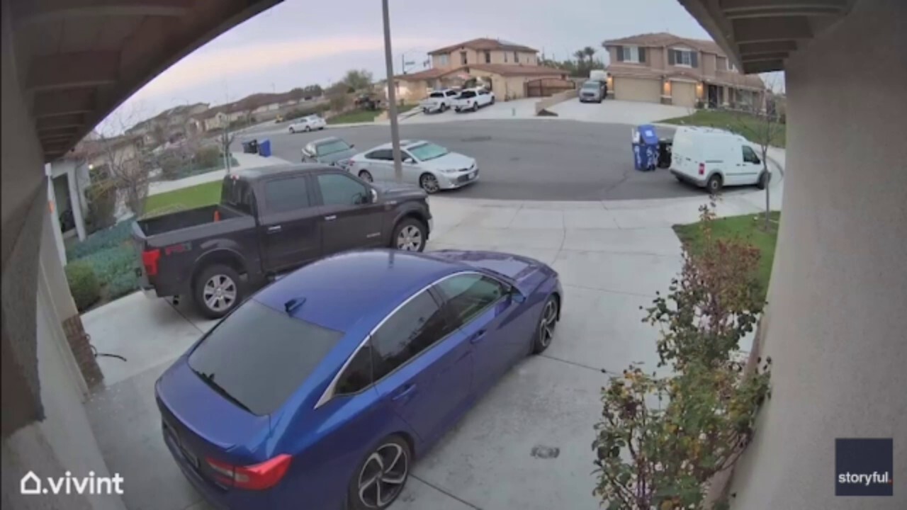 Видео на звънец на вратата заснема кола, която се издига във въздуха и се блъска в дома в Калифорния