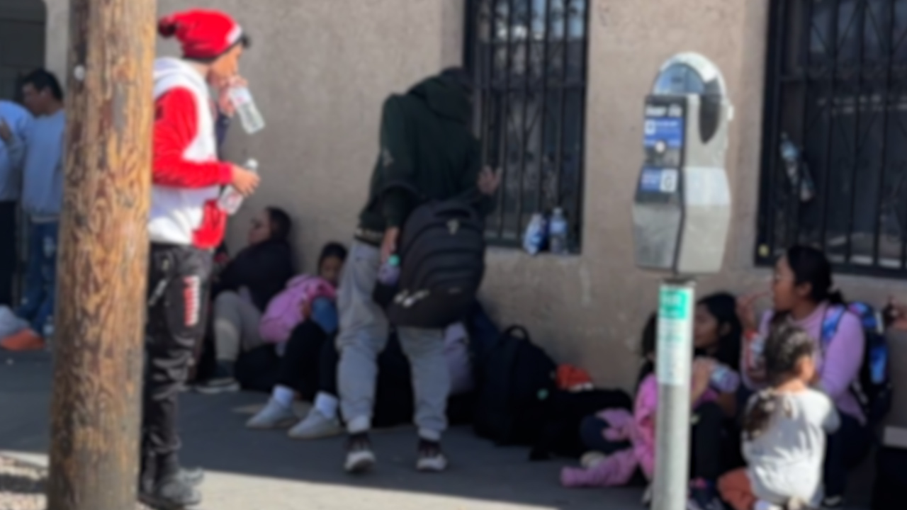 Южната граница в Ел Пасо изпитва натрупване на мигранти поради бавния държавен транспорт