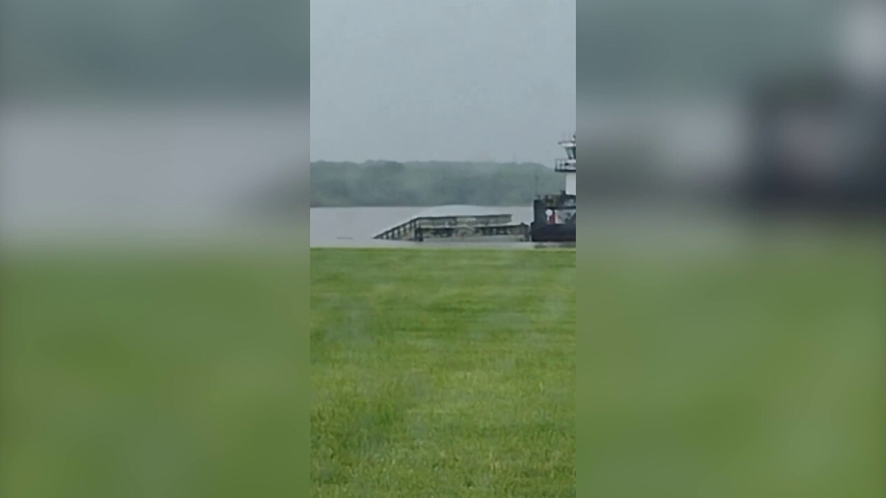 Голям шлеп се разби в историческия мост Форт Медисън в Айова, по-късно потъна