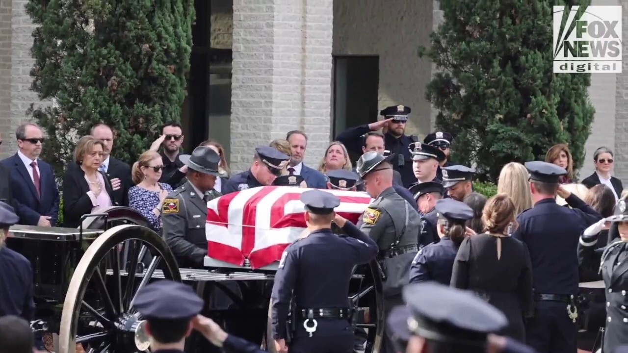 Полицай от Шарлот, убит при изпълнение на служебния си дълг, запомнен в мемориал като човек, който би дал „ризата от гърба си“