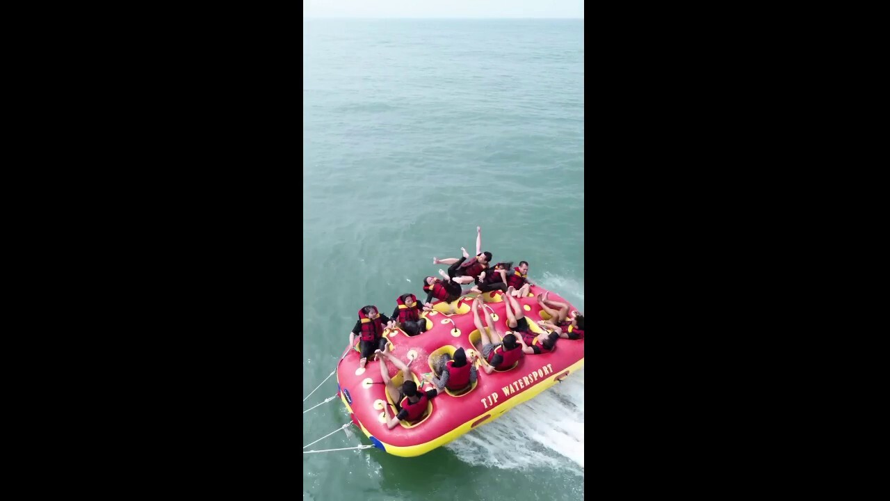 Tourist regrets choosing middle seat on inflatable when he's dumped into the sea