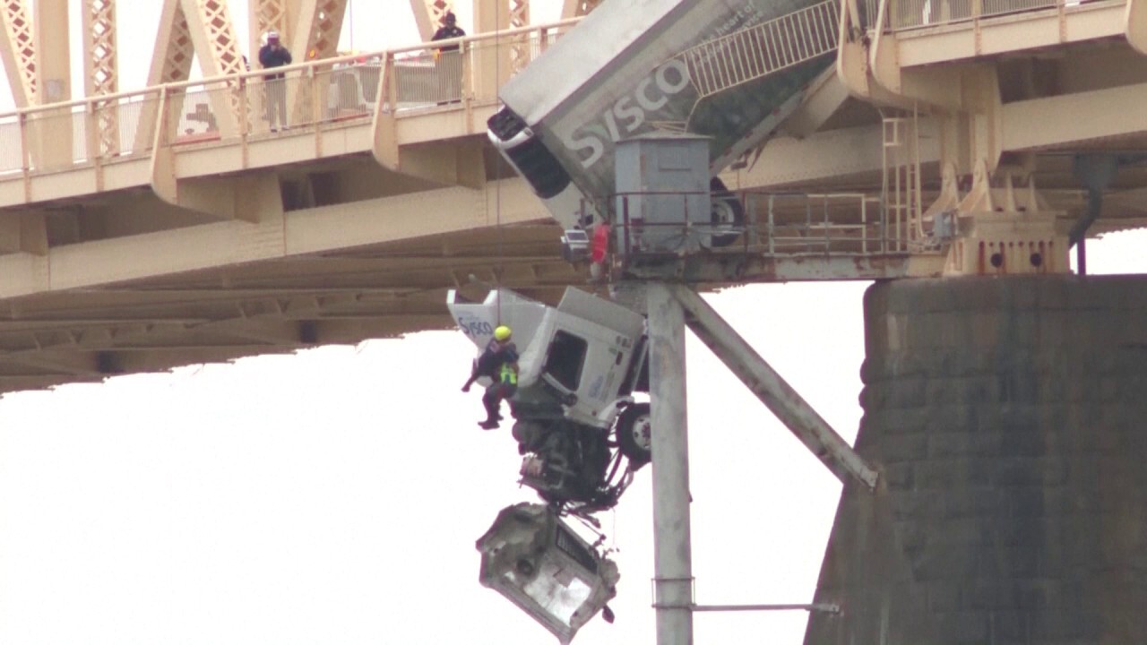 Драматично видео показва ужасяващ момент камион, катастрофирал на моста в Луисвил, Кентъки, ляв увиснал от ръба