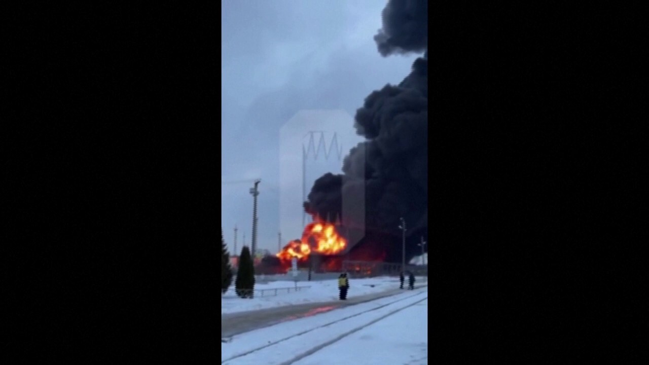 Руските сили свалят украински дрон, боеприпаси експлодират и подпалват петролно депо в Клинци