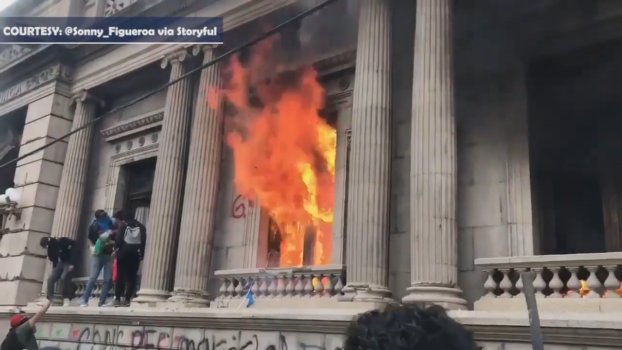 Guatemalan protesters set fires to congressional building
