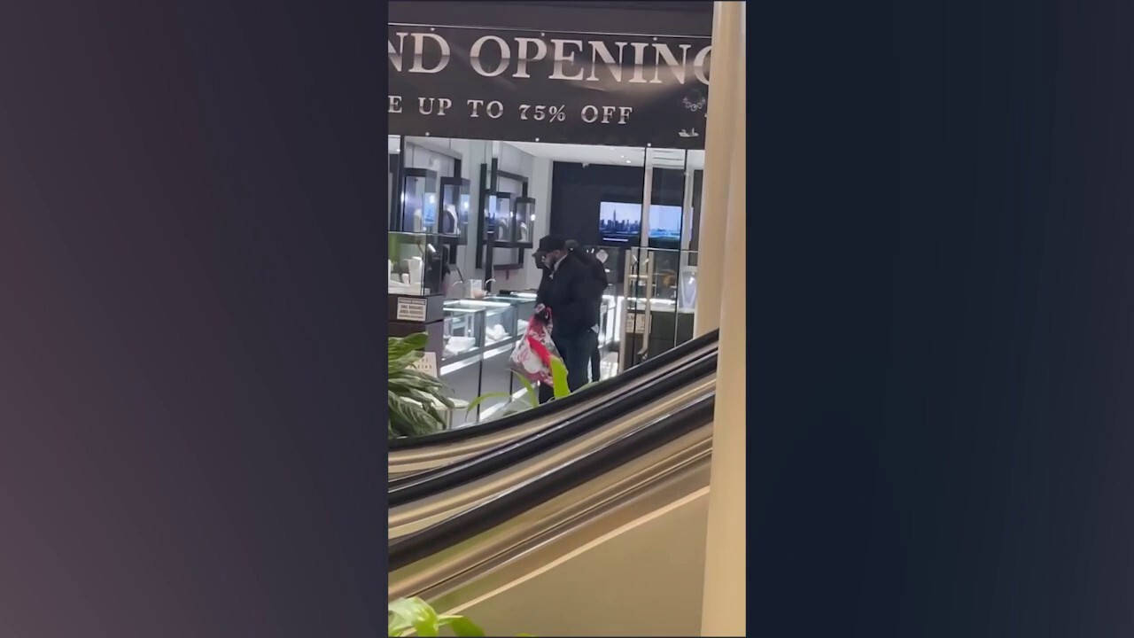 Видео показва как крадци от Илинойс разбиват стъклени витрини и грабят часовници, бижута