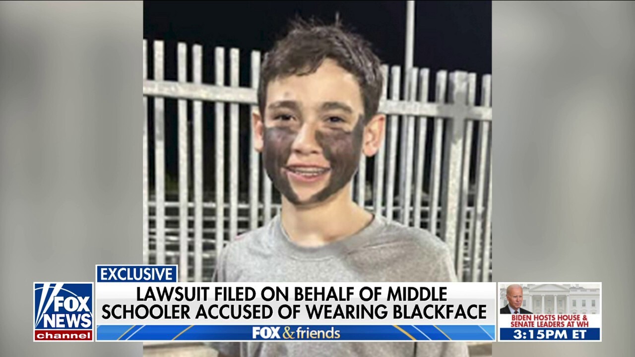 Семейство от Калифорния съди училищни служители заради отстраняването на 8-класник за носене на „черно лице“ на футболен мач