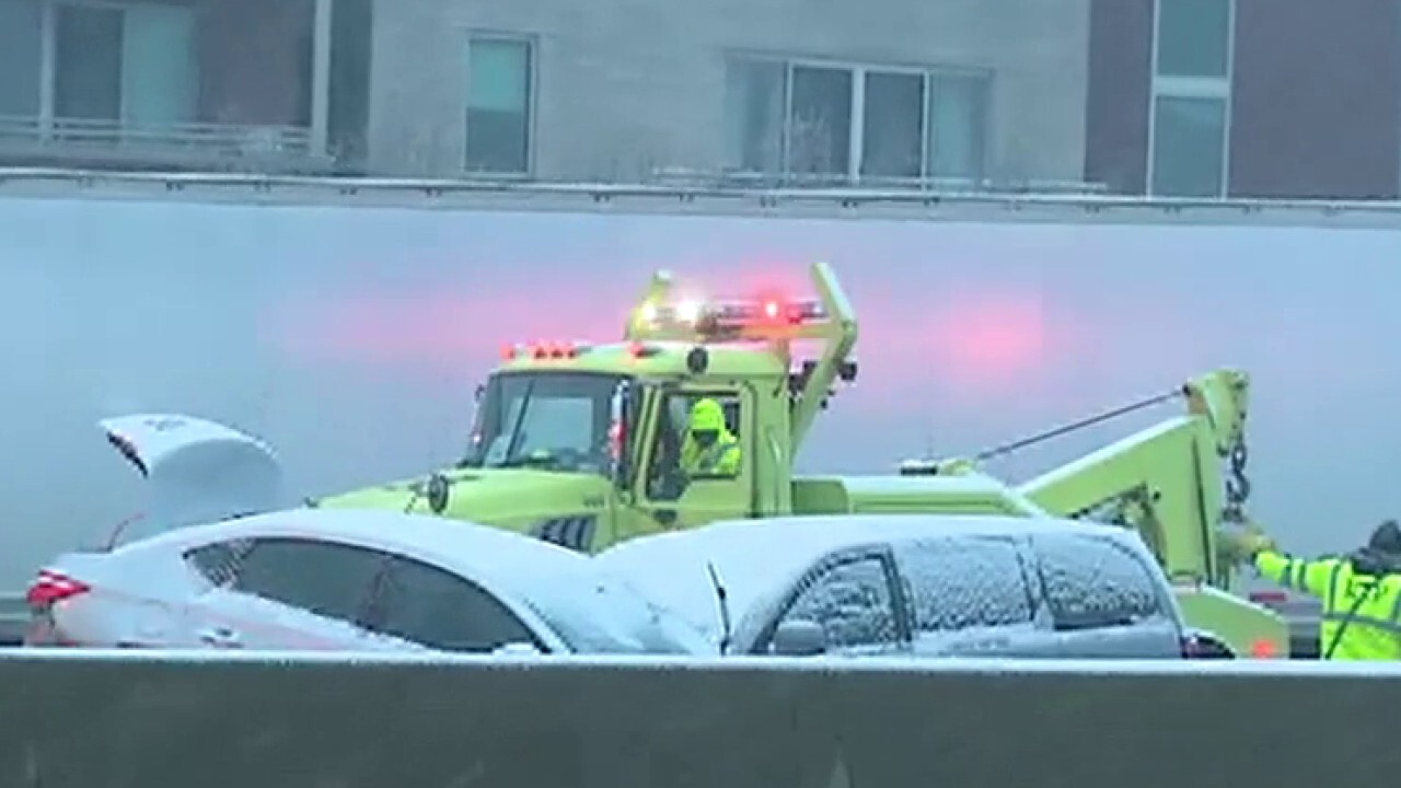 50-car pileup sends over a dozen people to the hospital in Chicago