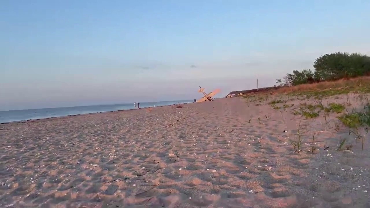 Малък самолет се забива в пясък по време на аварийно кацане на плажа на Лонг Айлънд
